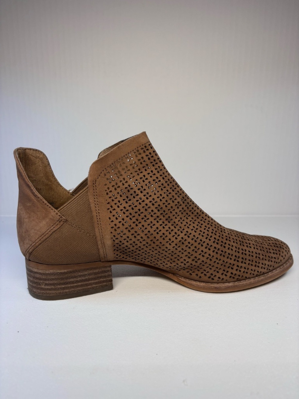 Vince Camuto Perforated Leather Ankle Booties Tan Brown Size 8M - Picture 5 of 11